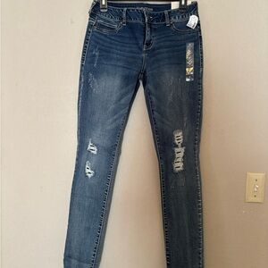 Maurices NWT Medium Blue Distressed Skinny Jeggings  medium